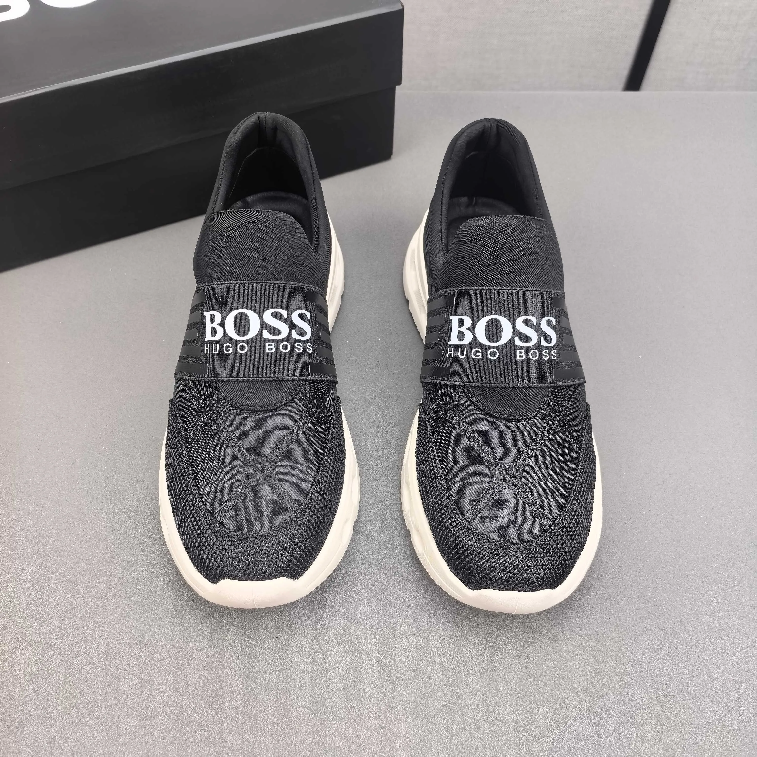 PP420❣️❣️❣️BOSS’s new 🆕low-top casual sneakers, made of breathable mesh, with brand signature details on the shoe collar to enhance style. Fashionable and versatile, it can complement any look. With a sophisticated design that is both dynamic and modern, this new must-have shoe adds a new dimension to Dior's legacy, displaying modern elegance. Men's shoes 38-44 45🉑️customized